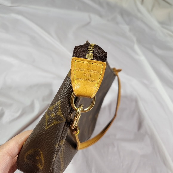 Authentic Louis Vuitton Pochette Accessories bag - Picture 8 of 16